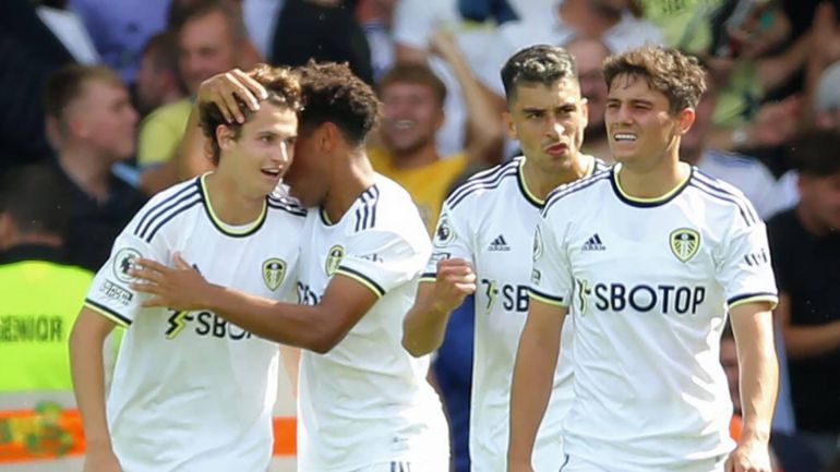 leeds-players-celebrate-after-brenden-aaronson-scores-opener-against-chelsea-770x433